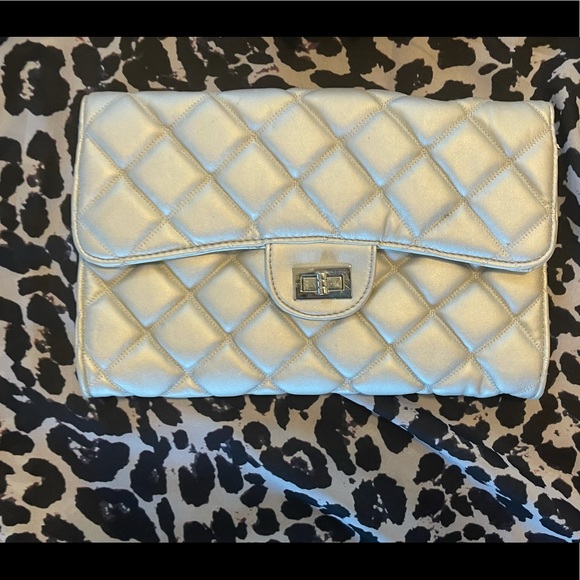 Beautiful MMS Design Studio silver quilted clutch with twist lock ❤️ - Picture 9 of 15